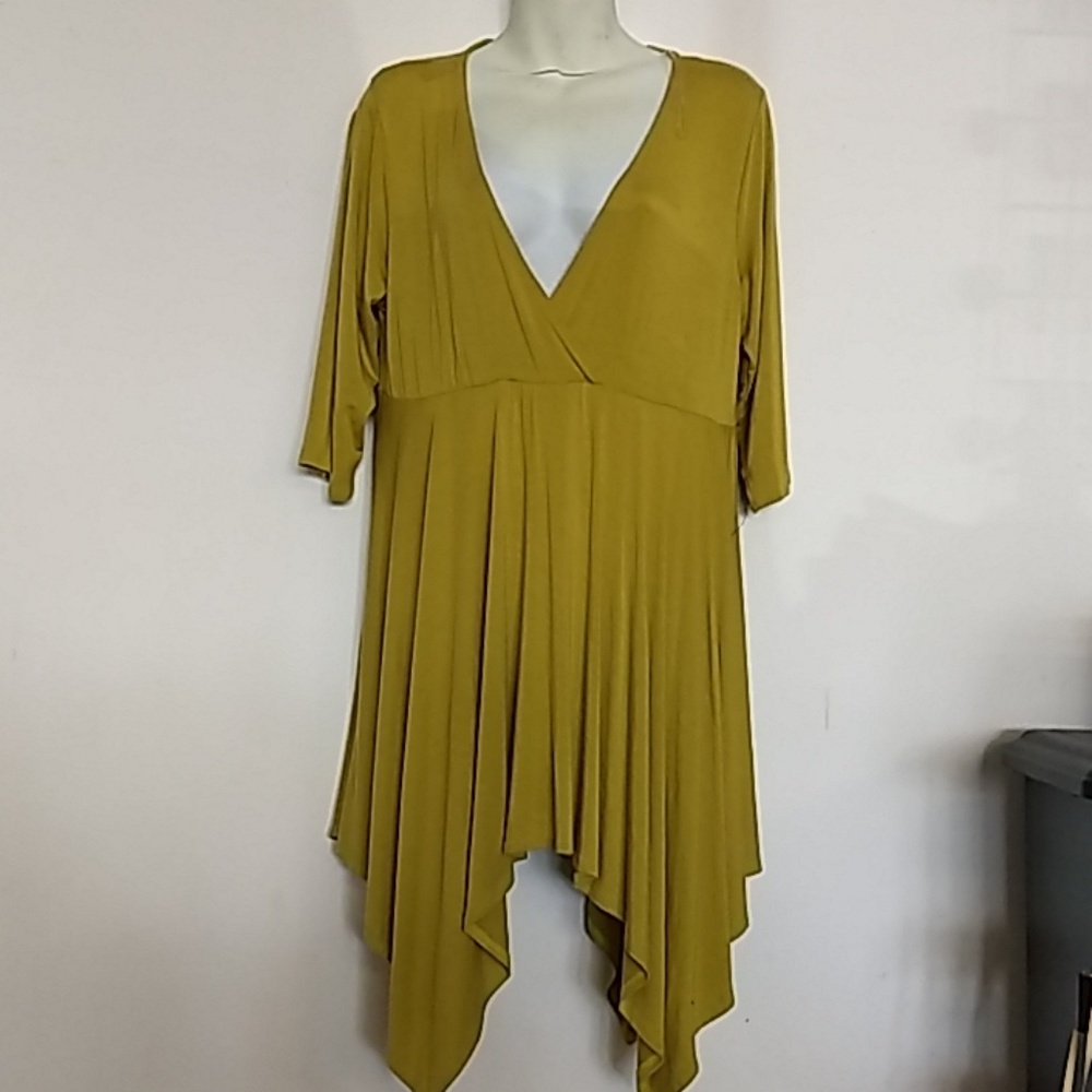 Green handkerchief hem blouse